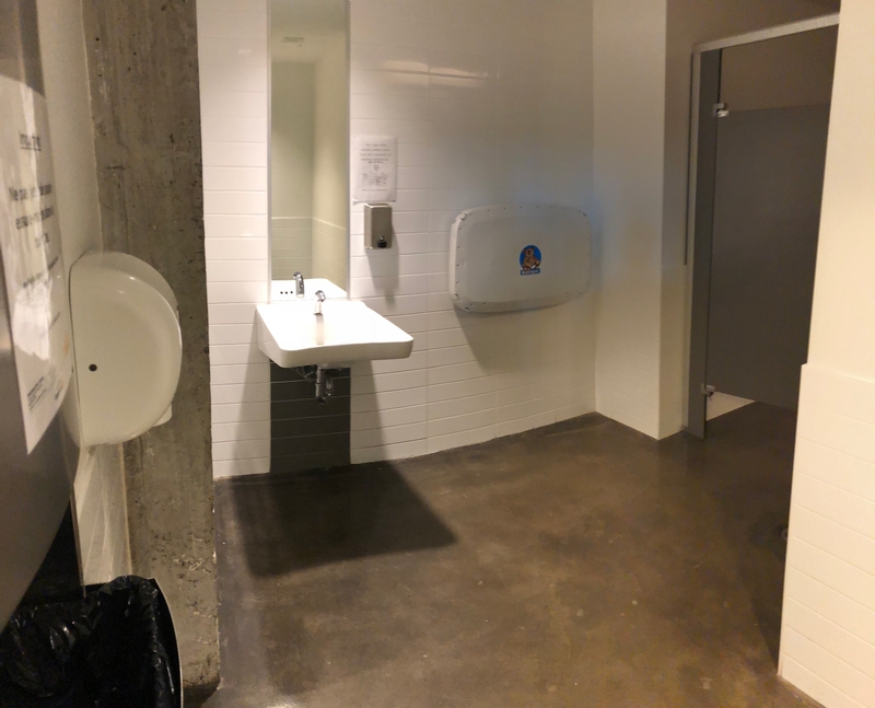 Salle de toilette femmes - 1er étage