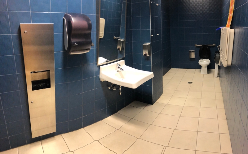 Salle de toilette mixte accessible - 2e étage