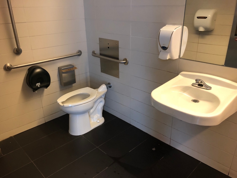 Salle de toilette mixte accessible de la section jeunes - Rez-de-chaussée