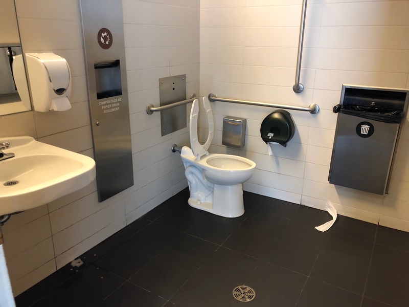 Salle de toilette mixte accessible de la section adultes - 1er étage