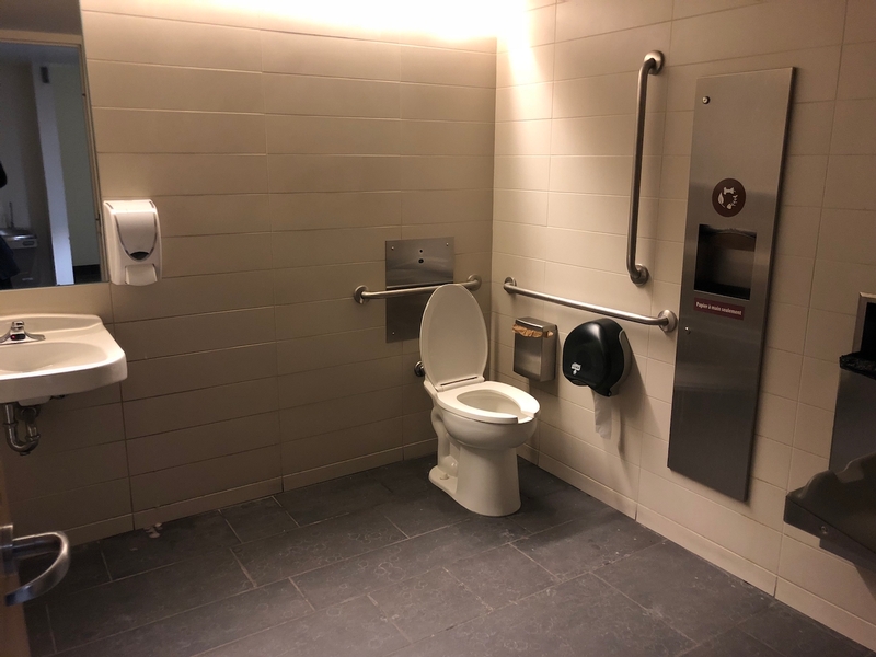 Salle de toilette mixte accessible - Rez-de-chaussée (près de la salle d'exposition)