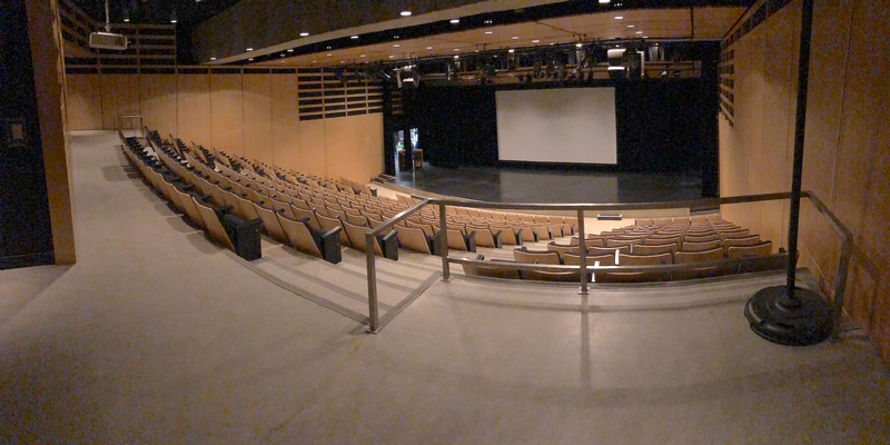 Auditorium avec emplacement des places réservés aux personnes circulant en fauteuil roulant
