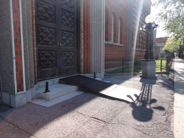 Rampe d'accès amovible sur demande - Entrée secondaire accessible située du le côté de l'église
