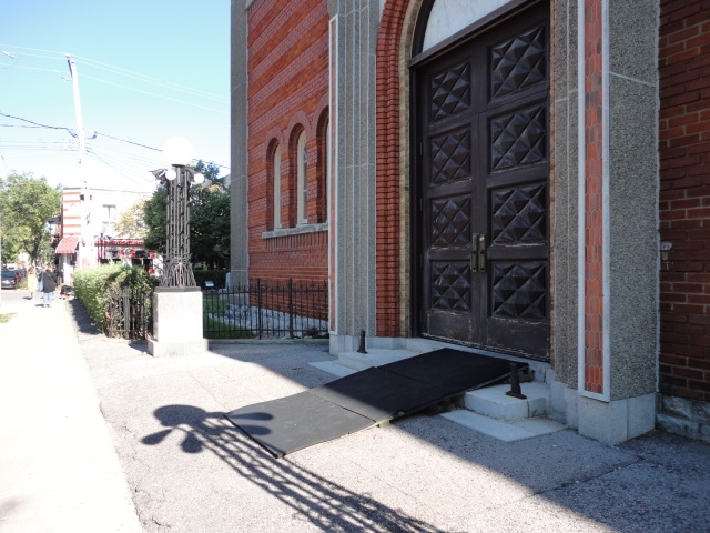 Rampe d'accès amovible sur demande - Entrée secondaire accessible située du le côté de l'église