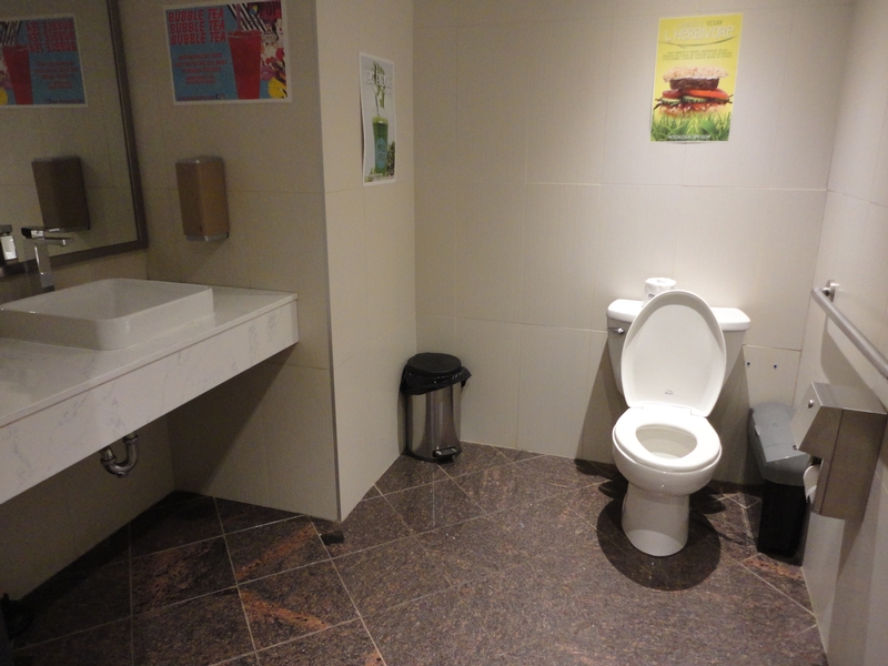Salle de toilette dans le restaurant