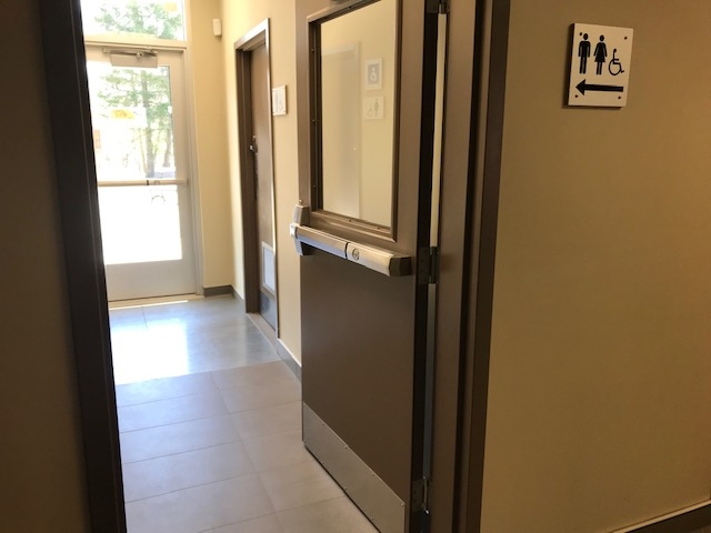 Signalisation vers la salle de toilette accessible