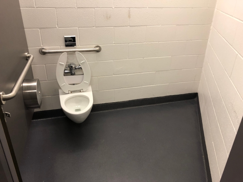 Cabinet accessible hommes de la salle de toilette située entre le Centre sportif et la Tour de Montréal