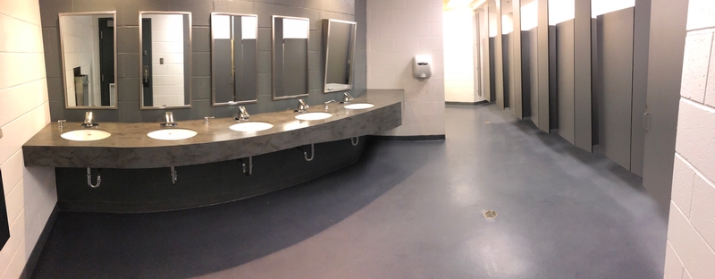 Salle de toilette hommes située entre le Centre sportif et la Tour de Montréal