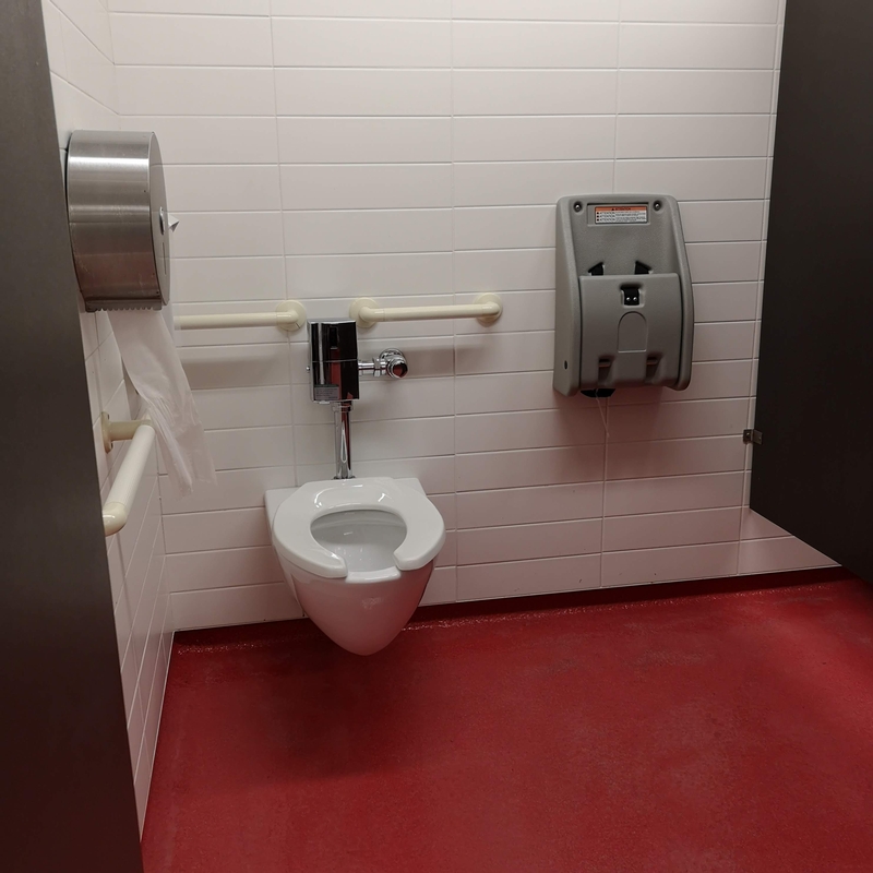 Cabinet de toilette accessible du vestiaire femmes