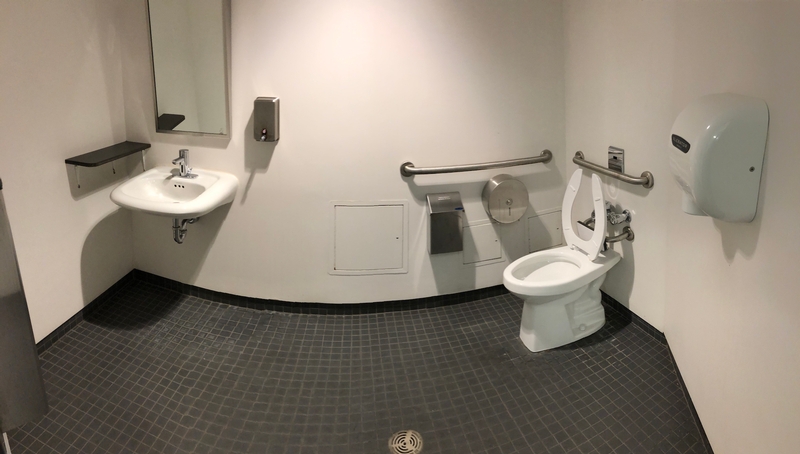 Salle de toilette mixte située dans le gym