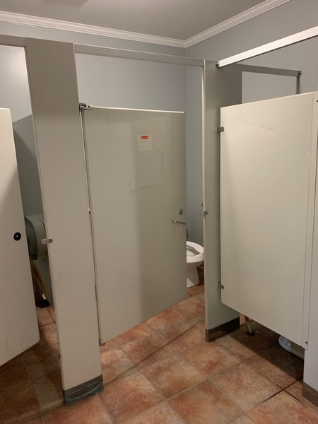 Salle de toilette partiellement accessible - Maison du Parc