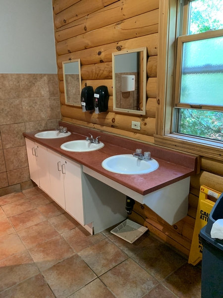 Salle de toilette partiellement accessible - Maison du Parc