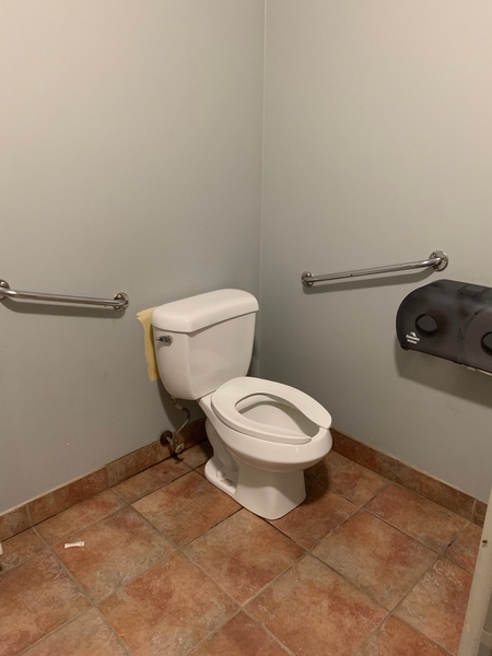 Cabinet de toilette partiellement accessible - Maison du Parc