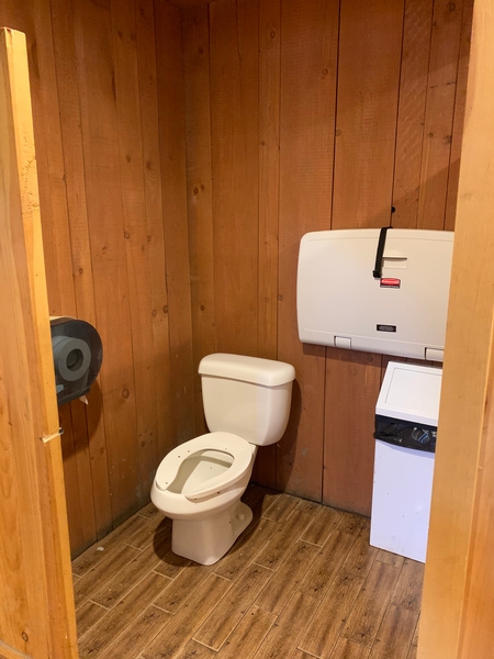 Cabinet de toilette partiellement accessible - Terre des pionniers