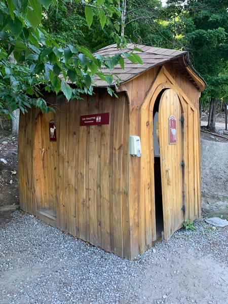 Toilette sèche non accessible - Sentier des premières nations