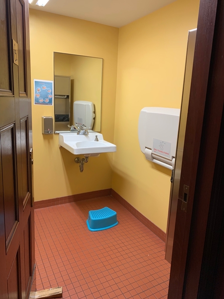 Salle de toilette partiellement accessible