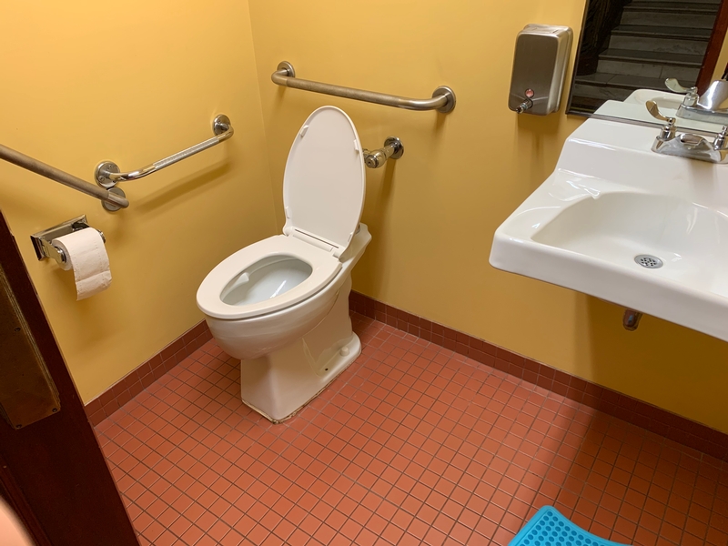 Salle de toilette partiellement accessible