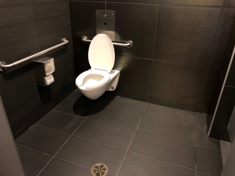 Cabinet accessible - Salle de toilette hommes près de la salle Octave-Crémazie