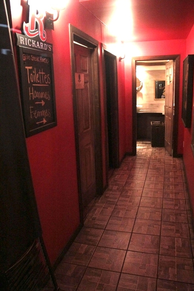 Corridor d'accès à la salle de toilette cabinet unique