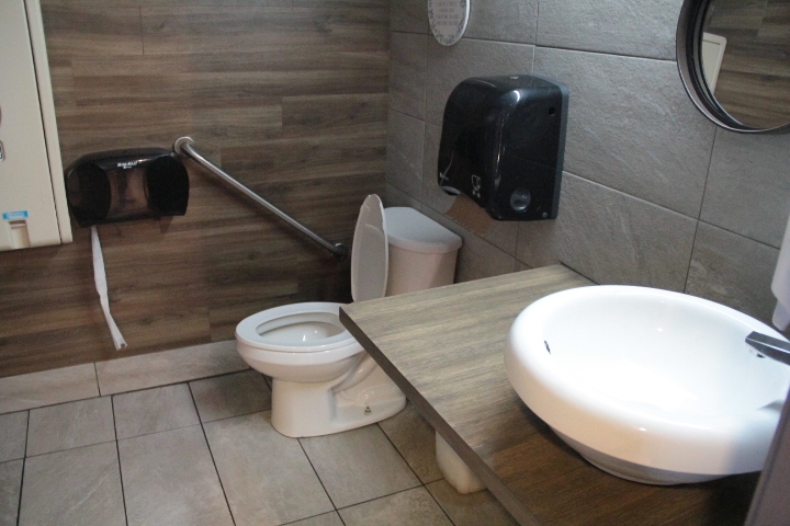 Salle de toilette accessible mixte