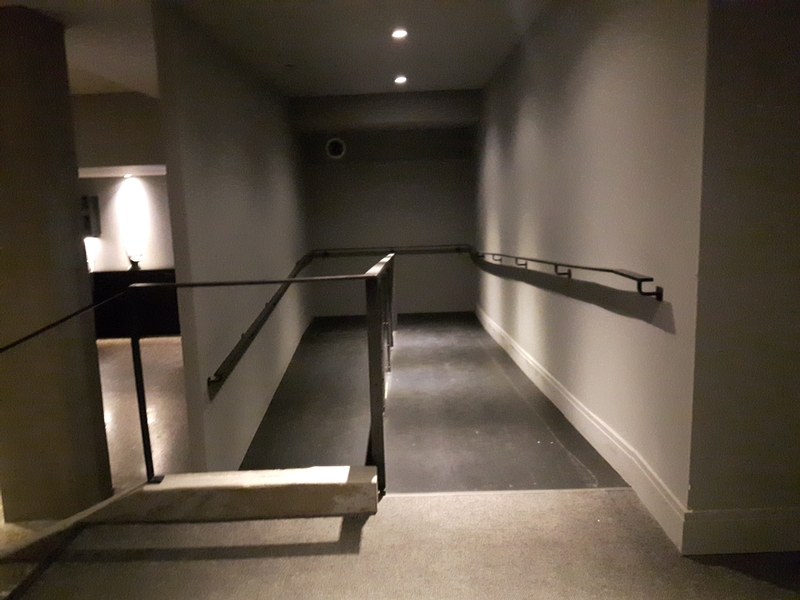 Rampe d'accès intérieure via le Cinéma pour accéder à la Grande d'exposition