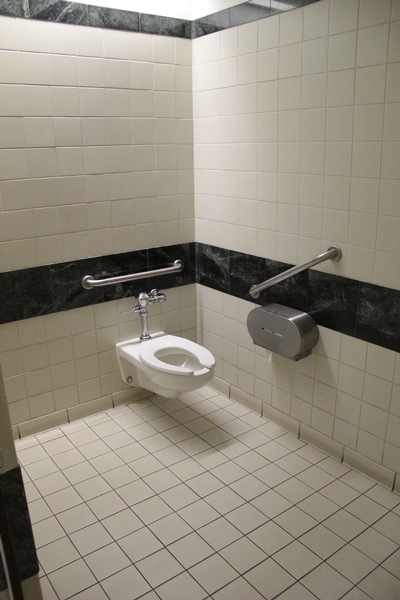 Salle de toilette partiellement accessible - Restauration