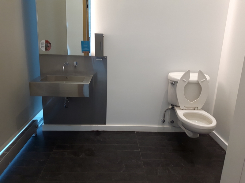 Salle de toilette à cabinet unique (Niveau 4)