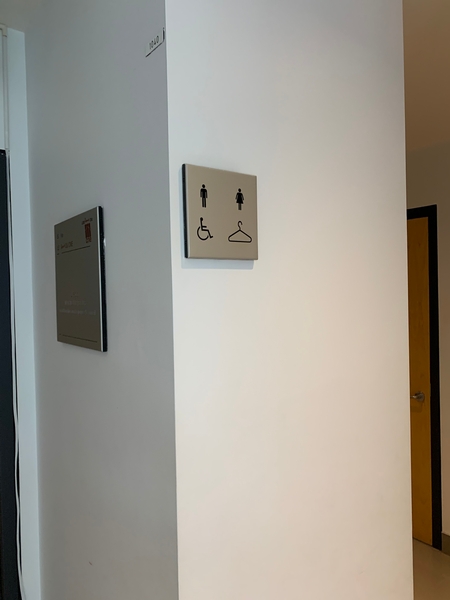 Signalisation vers la salle de toilette accessible