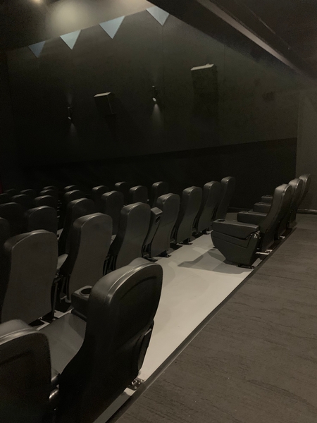 Salle de cinéma - Places réservées à l'arrière