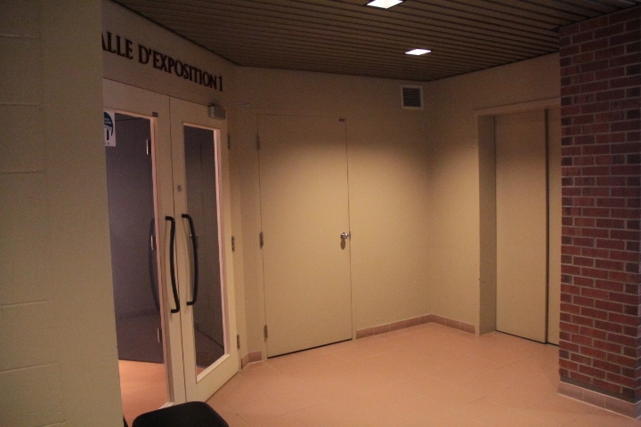 Entrée salle d'exposition du centre d'exposition Léo-Ayotte et porte d'ascenseur