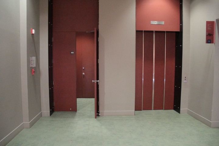 Accès salles de toilettes et ascenseur au rez-de-chaussée