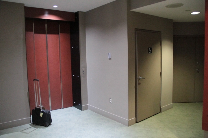 Porte ascenseur et salle de toilette mixte 1er étage