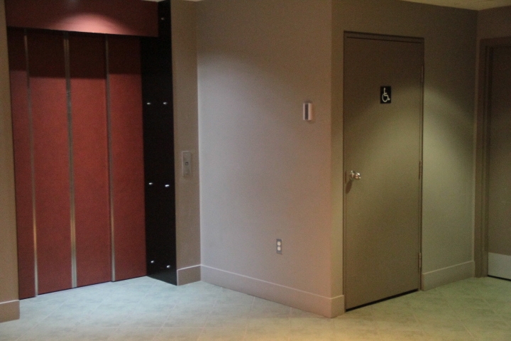 Ascenseur et porte salle de bain non accessible 2ième étage