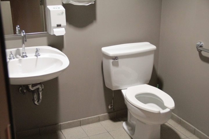 Salle de toilette mixte non-accessible du 2ième étage