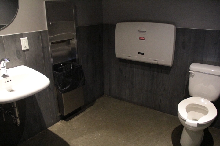 Intérieur de la salle de toilette mixte