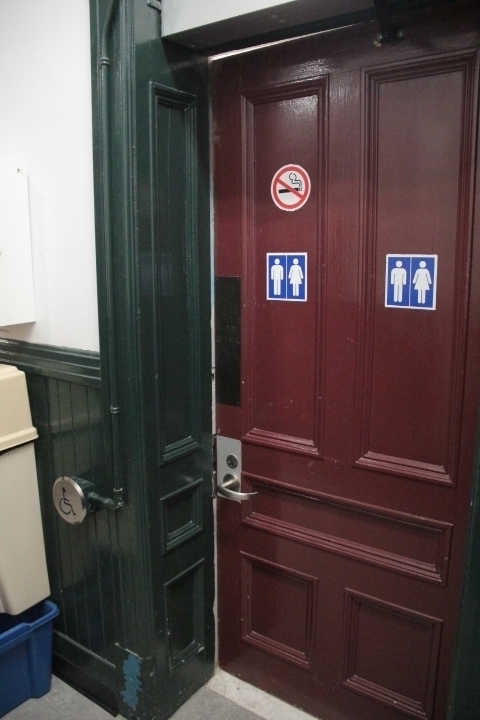 Porte salle de toilette avec ouvre-porte automatique
