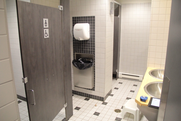 Salle de toilette hommes niveau 2