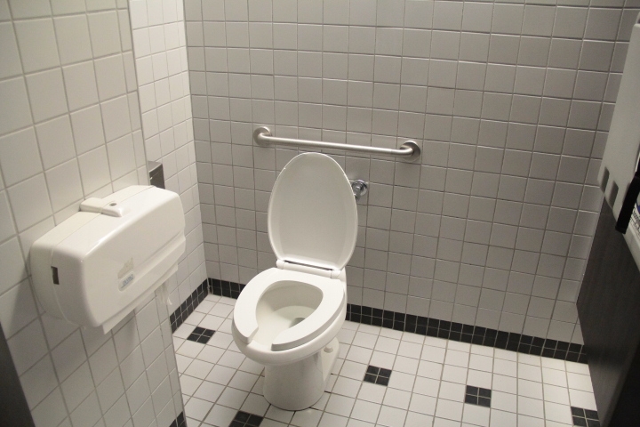 Cabinet salle de toilettes femmes niveau 1