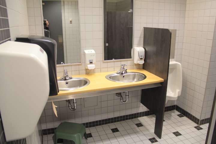 Salle de toilette hommes - niveau 1