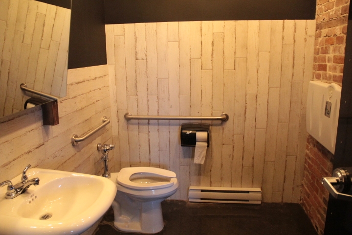 Salle de toilette à cabinet unique mixte
