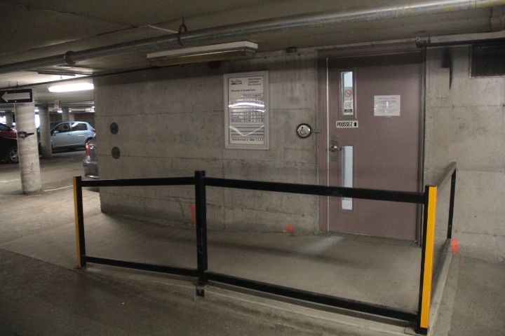 Rampe d'accès à au vestibule de l'ascenseur