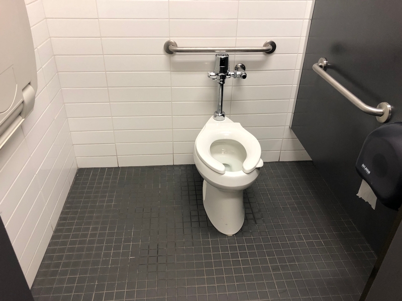 Cabinet de toilette accessible hommes | 1er étage