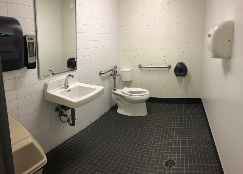 Salle de toilette accessible | sous-sol