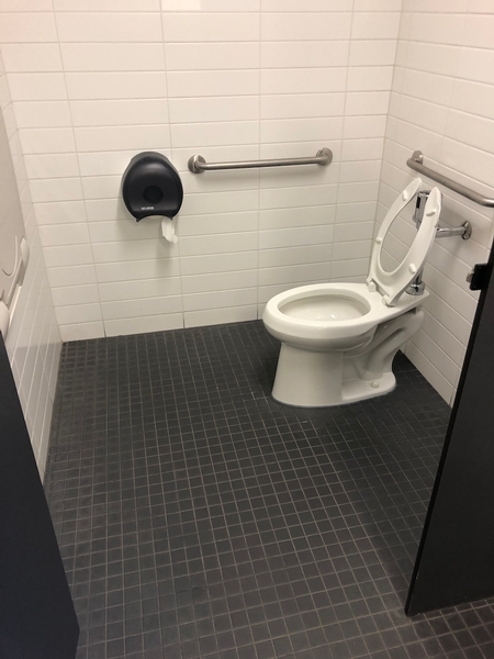 Cabinet de toilette accessible hommes | 2e étage