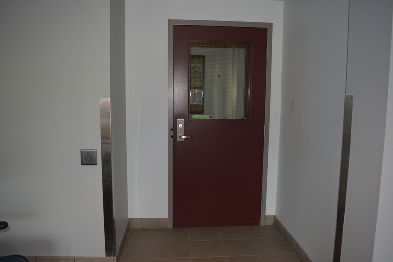 Porte d'entrée intérieure (vestibule) Maison du Citoyen pour accéder aux toilettes