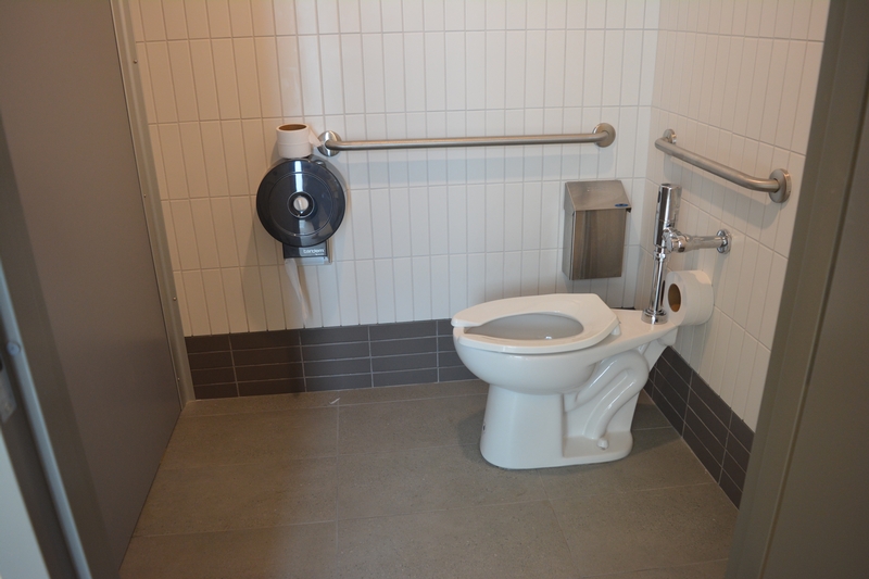 Cabinet de toilette accessible