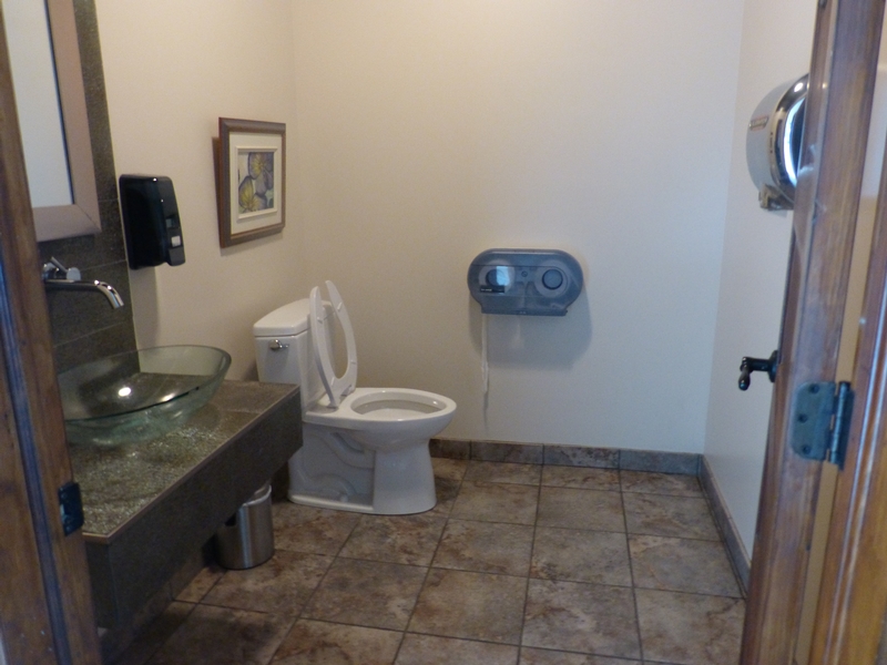 Cabinet de toilette situé à l'étage