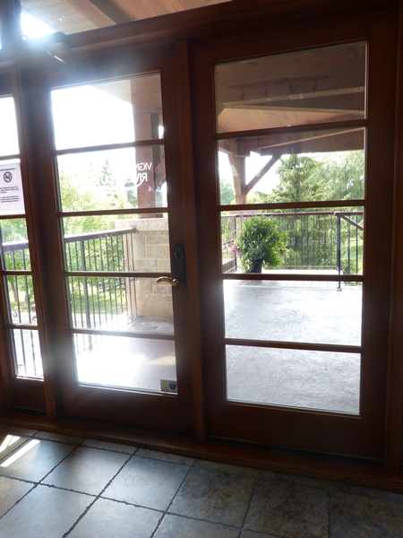 Porte d'accès à la terrasse extérieure, située à l'étage