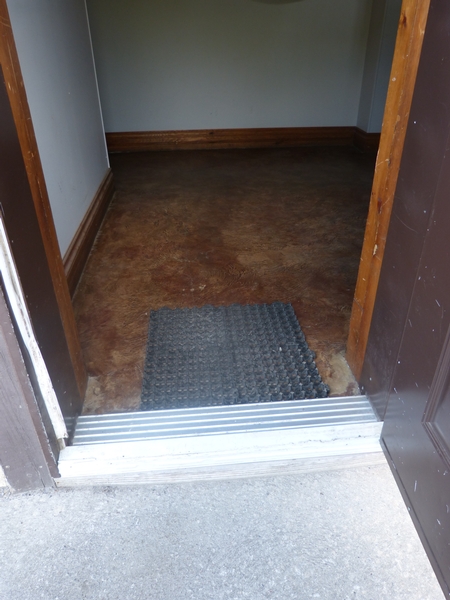 Porte de l'entrée accessible menant à l'étage, avec seuil