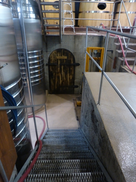 Salle de production de vin (visites guidées), sur plusieurs niveaux avec escaliers